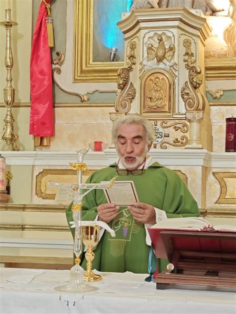 Foto di Don Pietro Cesena durante una celebrazione