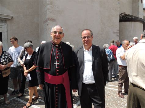 Foto di Don Luigi Mezzi durante la cerimonia di insediamento a Condino