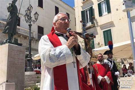 Folla festante accoglie Don Gianni Poli a Fiavè