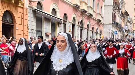 Foto di gruppo di confraternite in processione con abiti tradizionali