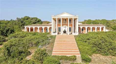 Foto della facciata principale di Villa Volpi con un giardino curato