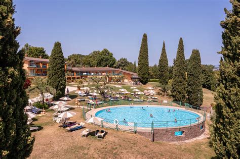 Immagine della piscina scoperta di Villa Volpi circondata dal verde