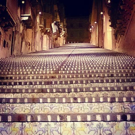 La Scalinata di Santa Maria del Monte con ceramiche e luminarie