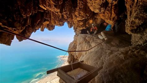 Esperti dell'Autorità Israeliana per le Antichità che si calano in una grotta nel deserto della Giudea