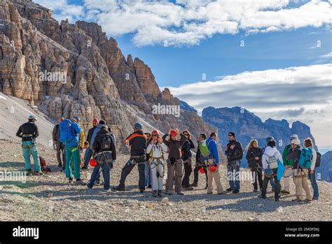 Immagine di un gruppo di escursionisti in montagna con don Paravano
