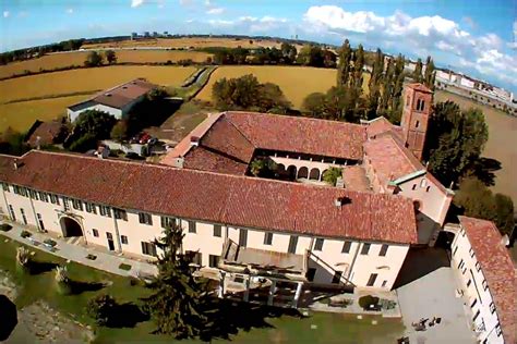 Foto aerea o panoramica dell'Abbazia di Mirasole con la corte agricola
