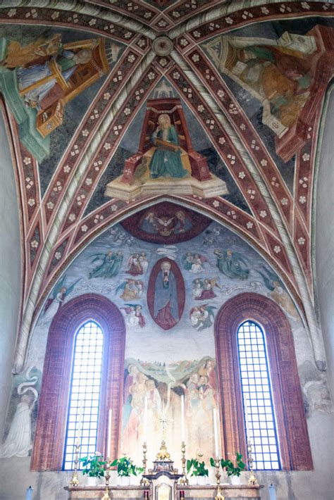 Foto degli interni della chiesa dell'Abbazia di Mirasole con gli affreschi