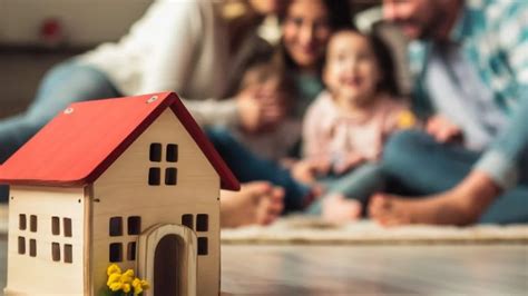 Foto di gruppo di anziani e volontari in una casa famiglia