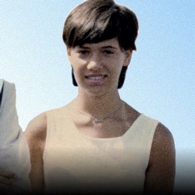 Ritratto di Paola Adamo, giovane sorridente con uno sguardo sereno e luminoso.