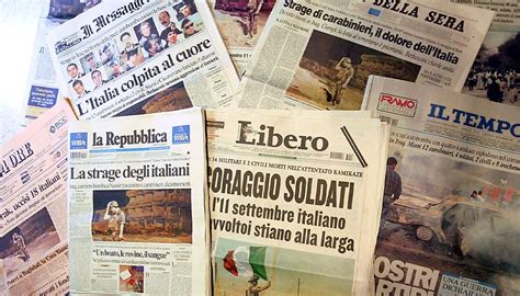 Foto di giornali che mostrano articoli sulla Strage di Erba e l'opinione pubblica