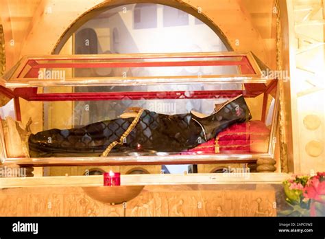 Fotografia dell'urna contenente il corpo incorrotto di Santa Rita nella Basilica di Cascia