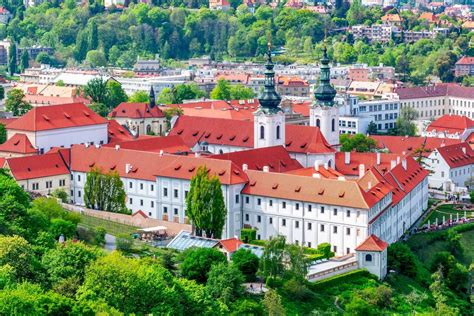 Veduta aerea del Monastero di Strahov con la città di Praga sullo sfondo