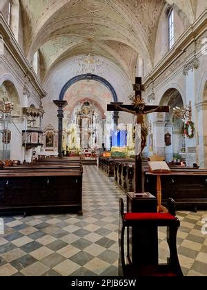Interno riccamente decorato della Chiesa dell'Assunzione della Vergine Maria