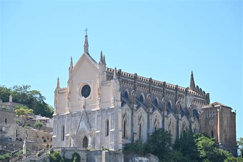 Dettaglio della facciata della Cattedrale di San Francesco a Gaeta con le statue