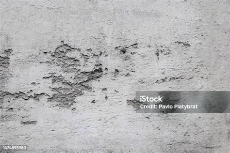 Foto ravvicinata del frammento di intonaco con l'incisione greca 