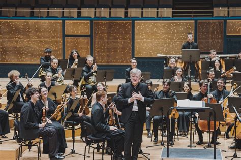 Foto dell'Orchestra Giovanile Italiana e del coro durante una prova o esecuzione