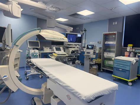 Foto tematica di una sala endoscopica moderna con apparecchiature all'avanguardia