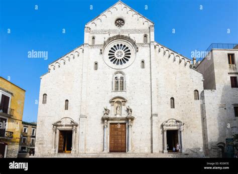 facciata della Cattedrale di Bari con rosone