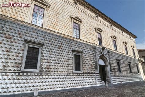 Facciata del Palazzo dei Diamanti con il caratteristico bugnato a punta di diamante