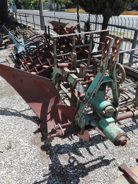 Collezione di attrezzi agricoli storici esposti alla Diamantina