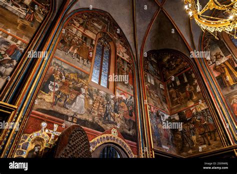 Interno della Cappella di San Michele a Košice con volte a crociera e affreschi medievali