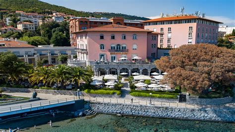 Foto esterna dell'Amadria Park Hotel Milenij con vista sul giardino