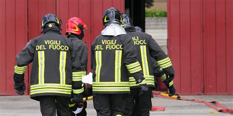 dettaglio dell'uniforme storica dei Vigili del Fuoco italiani