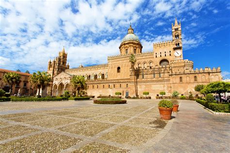 Veduta panoramica esterna della Cattedrale di Palermo con le sue torri normanne e la cupola neoclassica