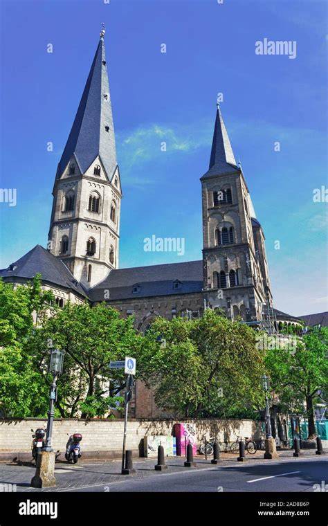 Foto aerea della Cattedrale di Bonn con le sue torri gemelle