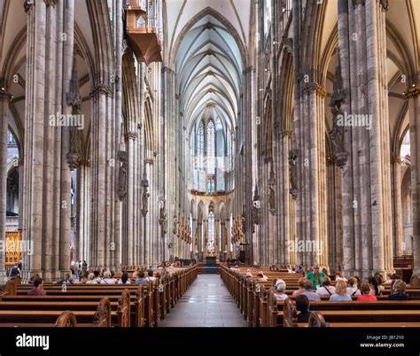 Interno della Cattedrale di Bonn con vetrate e volte