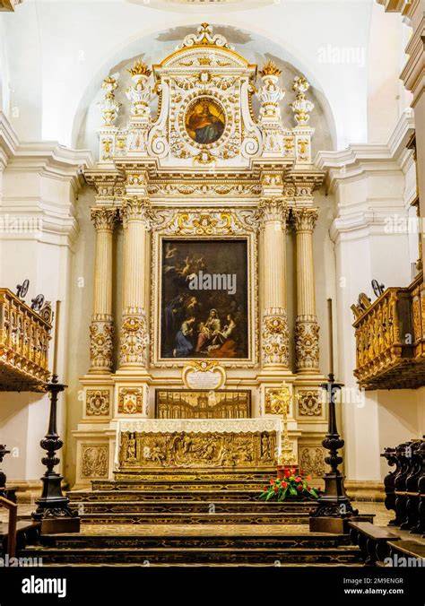 Dettaglio del presbiterio della Cattedrale di Bonn con l'altare e l'ambone in legno