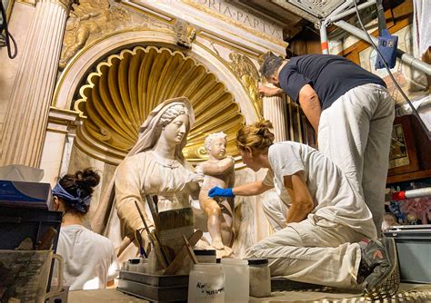 Infografica sulla storia e le fasi di restauro dell'Abbazia di Santa Croce