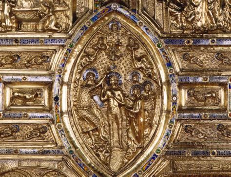 Dettaglio del paliotto settecentesco dell'altare maggiore