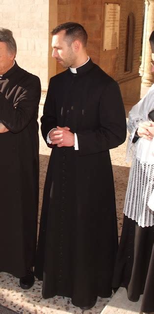 fotografia di un sacerdote in clergyman e di un sacerdote in talare