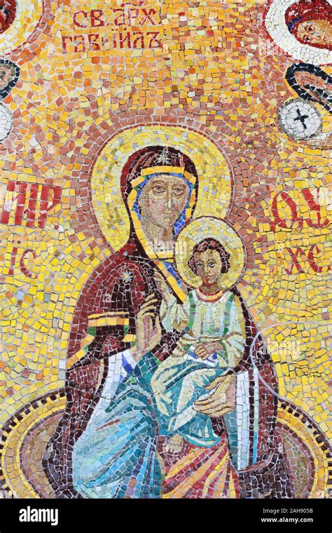 Mosaico raffigurante la Vergine Maria con il Bambino Gesù, di epoca antica