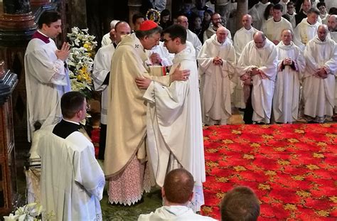 Foto di Don Gianluca Fabbian durante l'ordinazione sacerdotale nella Basilica di San Marco, con il Patriarca Francesco Moraglia