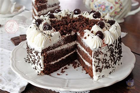 Torta della Foresta Nera con ciliegie e panna
