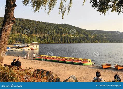 Panorama del lago Titisee con barche e foresta