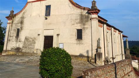 Esterno della Chiesa Parrocchiale di Bagnarola con dettagli architettonici