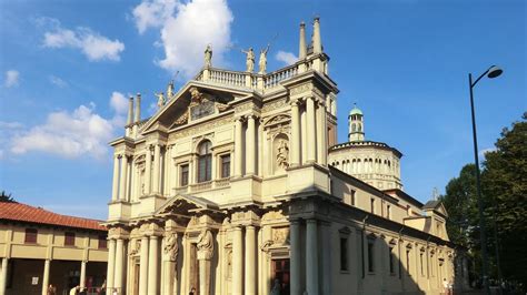 Vista esterna del Santuario della Beata Vergine dei Miracoli di Saronno, con il campanile e la facciata