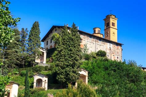 Veduta esterna del Santuario di Sant'Anna a Lettere con il paesaggio circostante