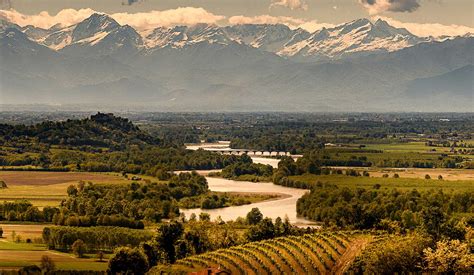 Panoramica delle risaie e del paesaggio agricolo vicino a Morimondo nel Parco del Ticino