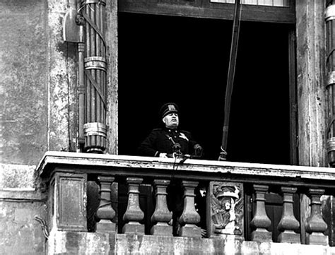 Fotografia storica del discorso di Mussolini da Palazzo Venezia, 10 giugno 1940