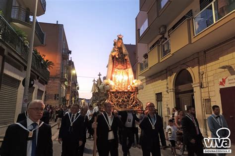 foto di una processione con la