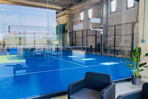 Campo da padel coperto in un centro sportivo