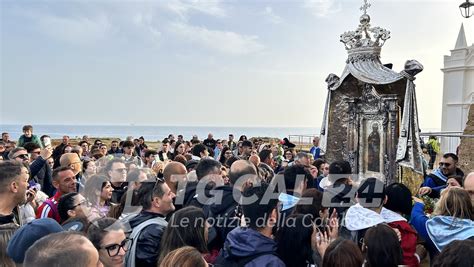 Foto della processione della Madonna di Capo Colonna via mare con barche illuminate