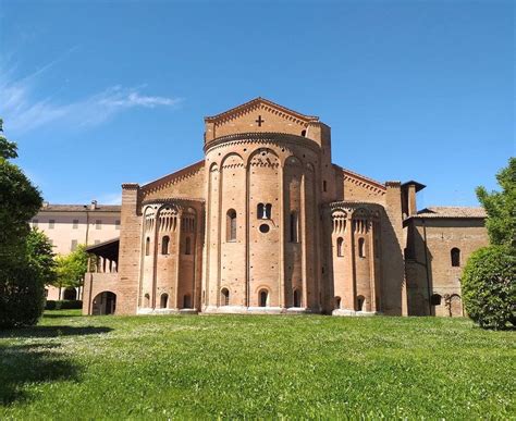 Veduta esterna dell'Abbazia di Nonantola in stile romanico