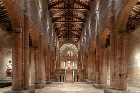 Interno della Basilica di Nonantola con le tre navate