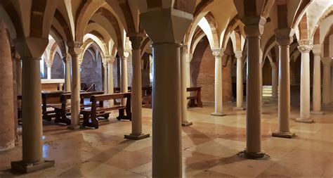Immagine della cripta dell'Abbazia di Nonantola con le sue colonne