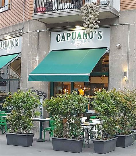 Esterno del locale Capote Rosario all'angolo di Corrientes e Urquiza, con tavoli all'aperto